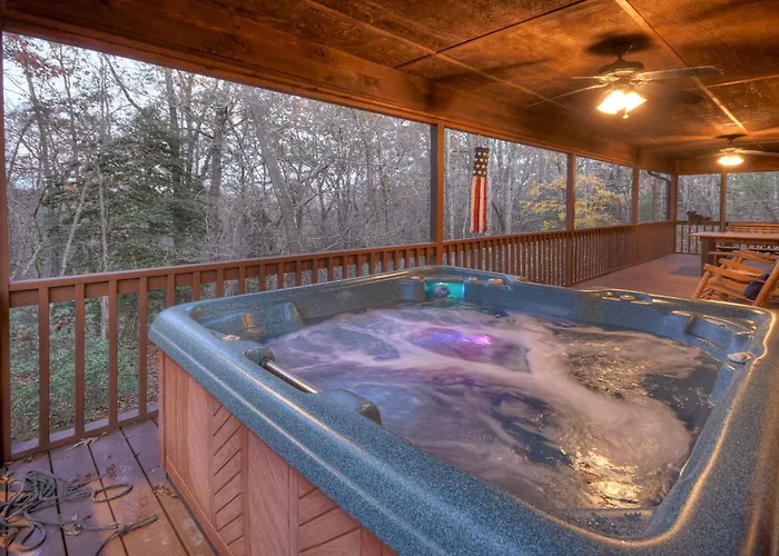 Annies Mountain Mist Hot Tub Gas Fireplace Cozy King Beds